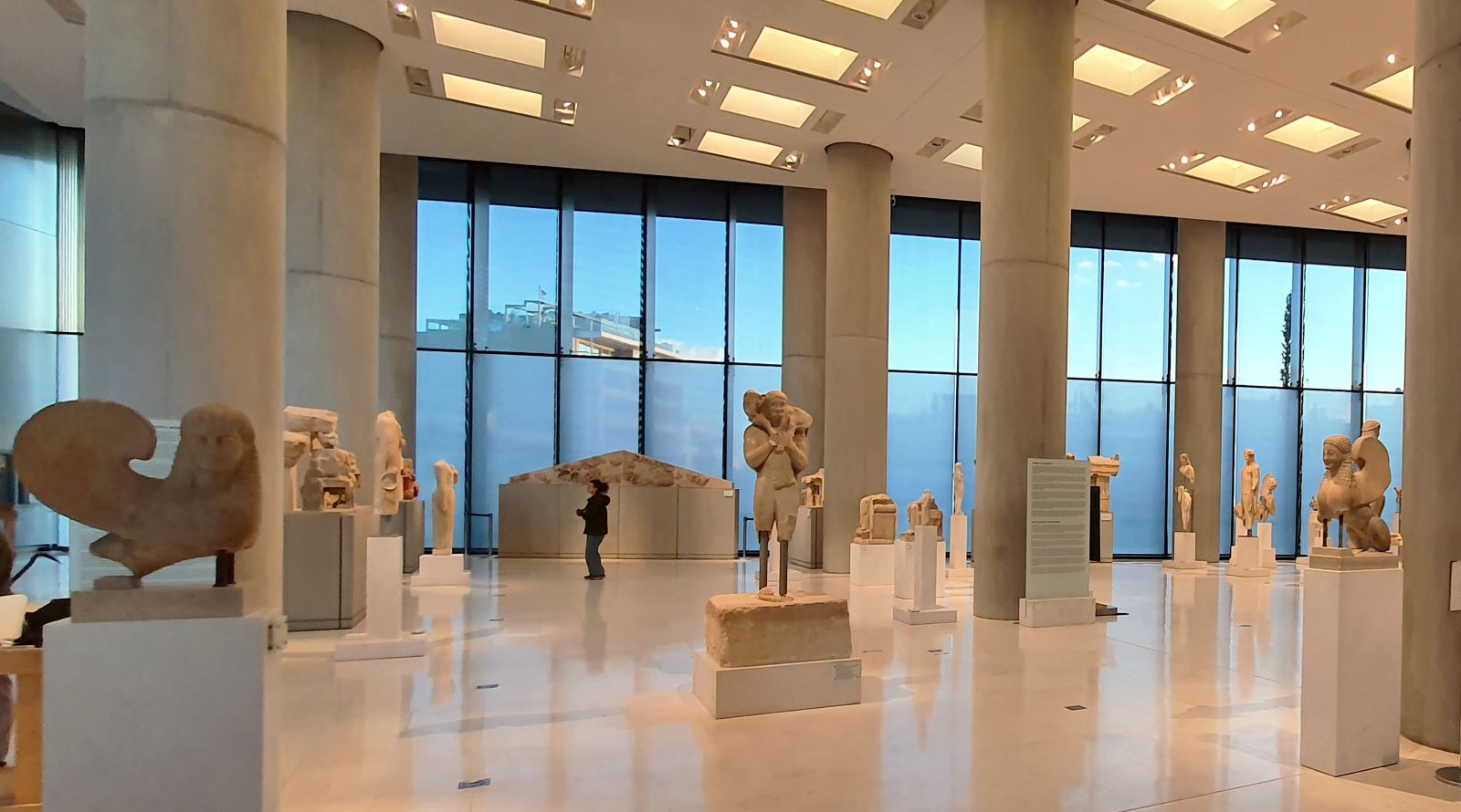 Η νέα «είσοδος» στην Αίθουσα Αρχαϊκών με δύο σφίγγες εκατέρωθεν και τον Μοσχοφόρο στο κέντρο