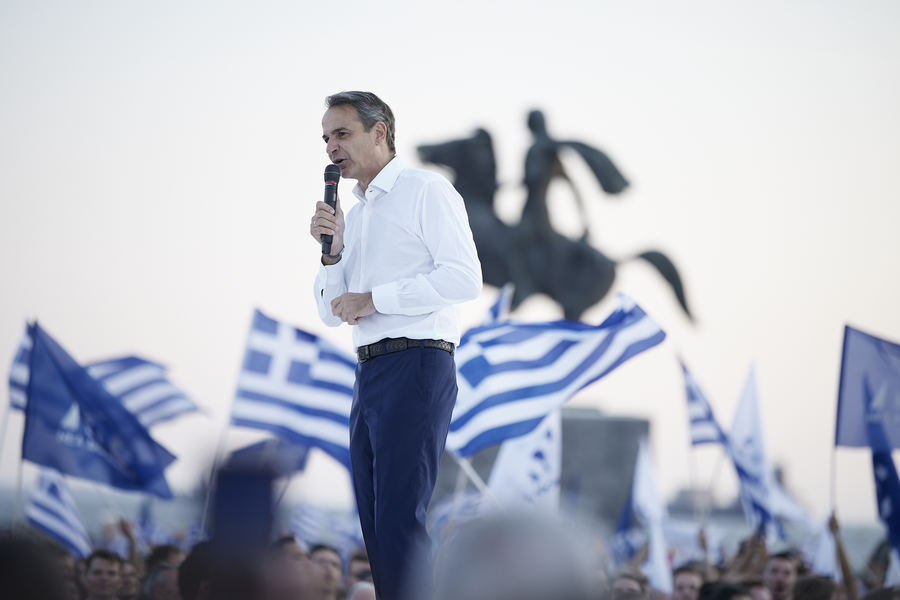 Ο πρόεδρος της Νέας Δημοκρατίας Κυριάκος Μητσοτάκης μιλάει κατά την διάρκεια προεκλογικής συγκέντρωσης του κόμματος, στo άγαλμα του Μεγάλου Αλεξάνδρου στη Θεσσαλονίκη