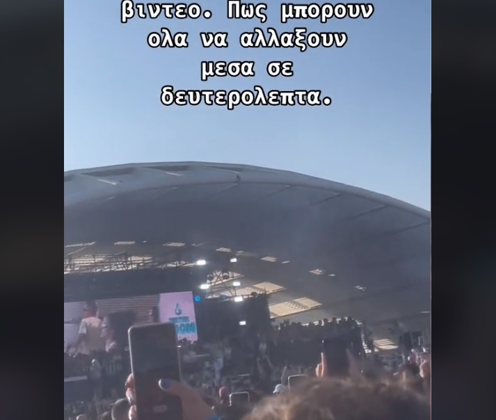 Στιγμιότυπο από το Waterboom Festival στο ΟΑΚΑ με κόσμο να παρακολουθεί το σόου