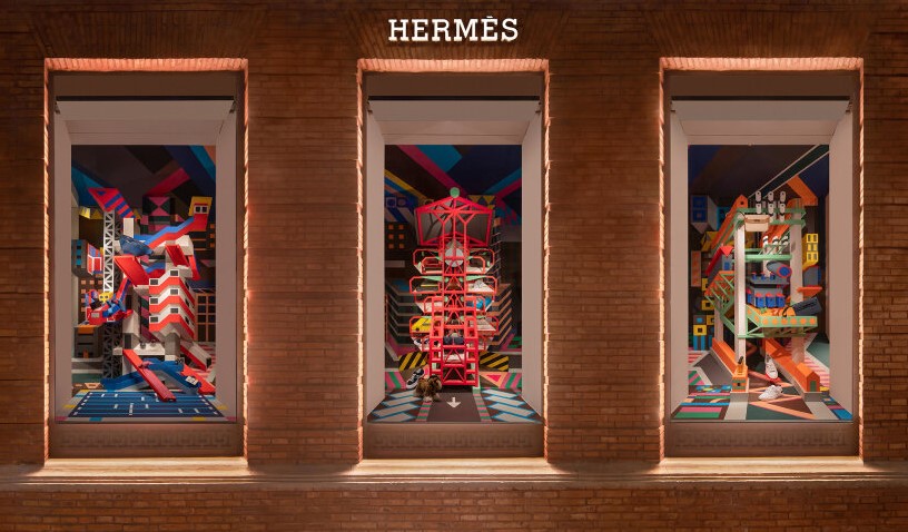 Hermès - Men’s Universe Window: Tower of Urban Object | header: Women’s Universe Window: Road of Urban Object | photos by Hu Zengfei | images courtesy of Hermès and Drawing Architecture Studio