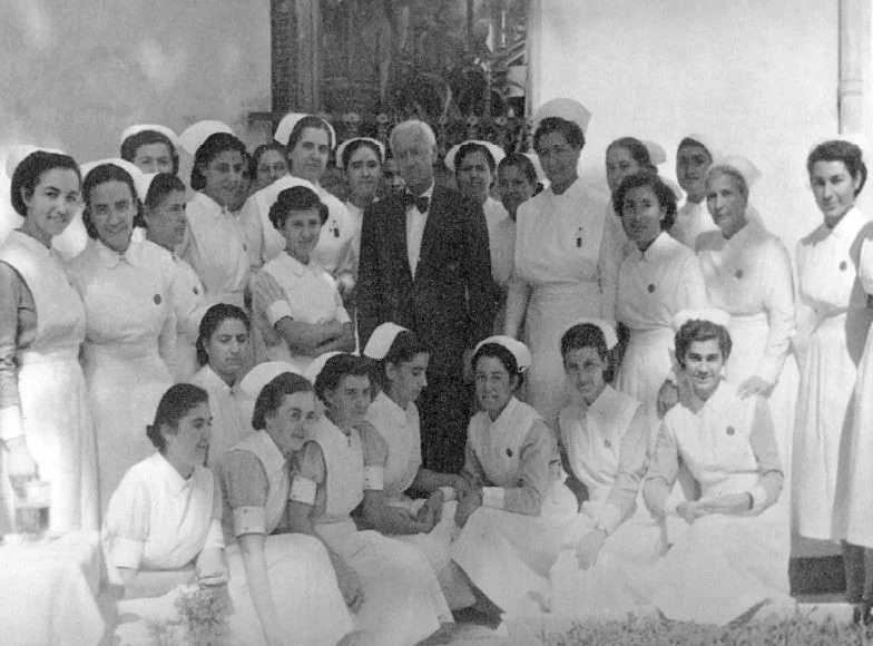 Αδελφές νοσοκόμες με τον νομπελίστα Αλεξάντερ Φλέμινγκ 