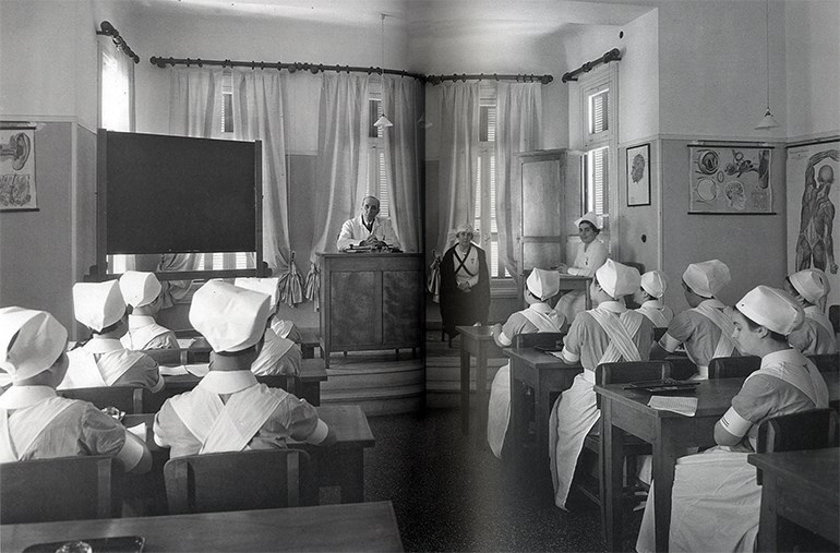 Μαθήτριες στο Σπουδαστήριο της Σχολής Αδελφών Νοσοκόμων, κατά τη διάρκεια του μαθήματος, 1932