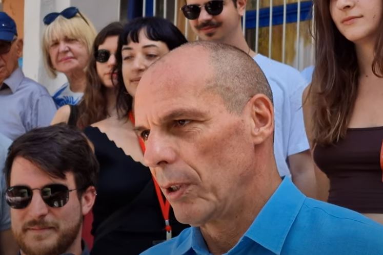 Ο Γιάνης Βαρουφάκης μετά την ψήφο του στις εκλογές της 25ης Ιουνίου 2023