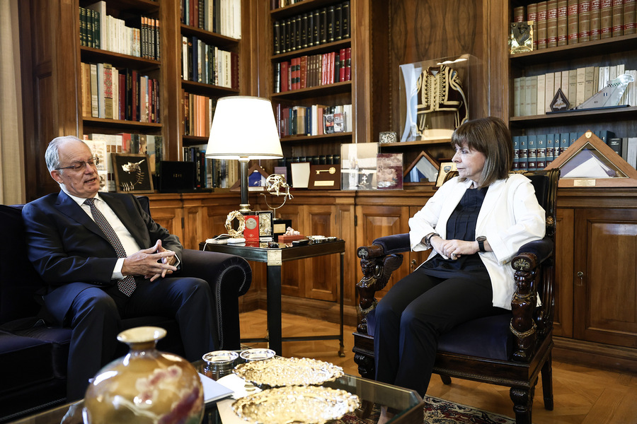 Η Πρόεδρος της Δημοκρατίας Κατερίνα Σακελλαροπούλου (Δ) συνομιλεί με τον πρόεδρο της Βουλής Κωνσταντίνο Τασούλα, ο οποίος την ενημερώνει για τη δύναμη των κομμάτων στη Βουλή που προέκυψε κατά τις εκλογές της 25ης Ιουνίου