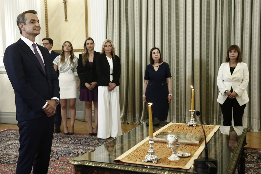 Ο πρόεδρος της Νέας Δημοκρατίας Κυριάκος Μητσοτάκης ορκίζεται ως πρωθυπουργός της Ελλάδας από τον Αρχιεπίσκοπο Αθηνών Ιερώνυμο, ενώπιον της Προέδρου της Δημοκρατίας Κατερίνας Σακελλαροπούλου