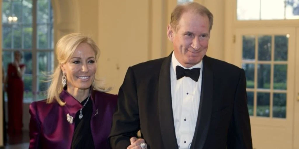 O James Crown και η σύζυγος του Paula πηγή: Bloomberg