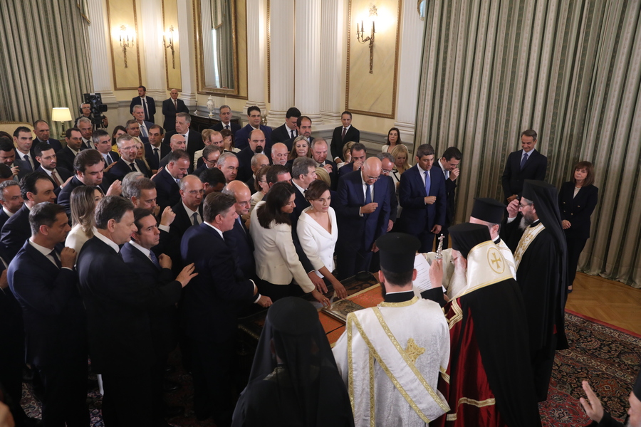 Οι νέοι υπουργοί και υφυπουργοί ορκίζονται κατά τη διάρκεια της τελετής ορκωμοσίας στο Προεδρικό Μέγαρο, ενώπιον της Προέδρου της Δημοκρατίας Κατερίνας Σακελλαροπούλου και παρουσία του Πρωθυπουργού Κυριάκου Μητσοτάκη