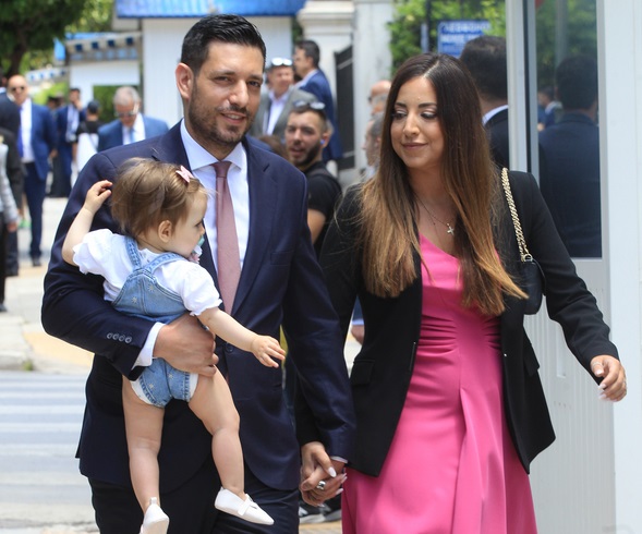 Ο νέος υφυπουργός Ψηφιακής Διακυβέρνησης Κωνσταντίνος Κυρανάκης, συνοδευόμενος από την οικογένειά του, προσέρχεται στο Προεδρικό Μέγαρο για να παραστεί στην τελετή ορκωμοσίας της νέας κυβέρνησης