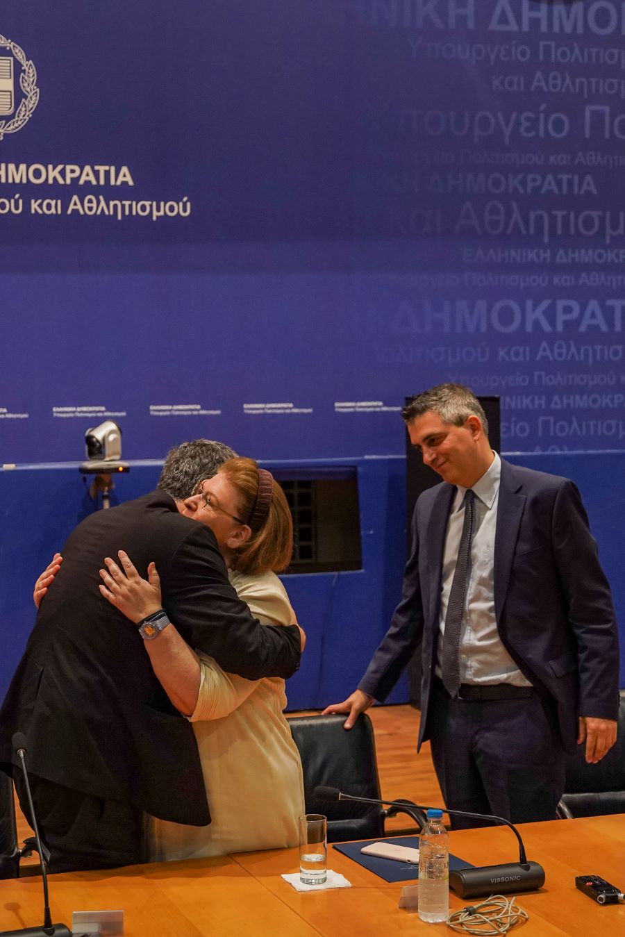Ο υπηρεσιακός υπουργός Πολιτισμού Γιώργος Κουμεντάκης, η υπουργός Πολιτισμού Λίνα Μενδώνη και ο υφυπουργός Πολιτισμού