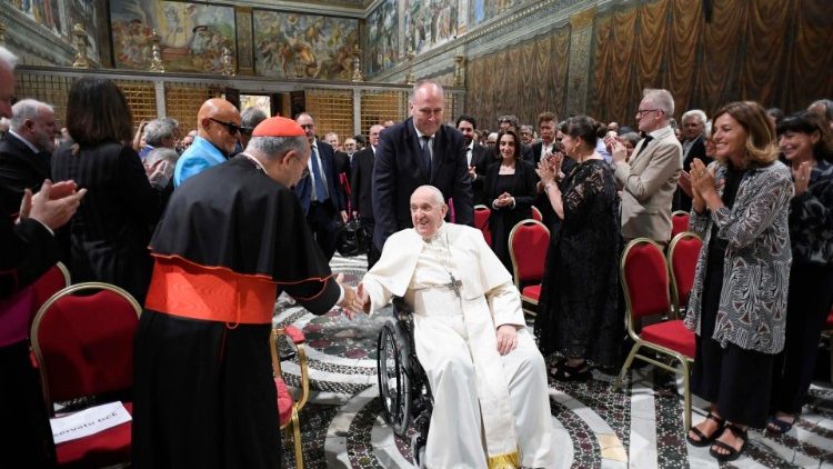 Ο Πάπας Φραγκίσκος στην Καπέλα Σιξτίνα κατά τον εορτασμό των 50 χρόνων της Συλλογής Μοντέρνας και Σύγχρονης Τέχνης στα Μουσεία του Βατικανού
