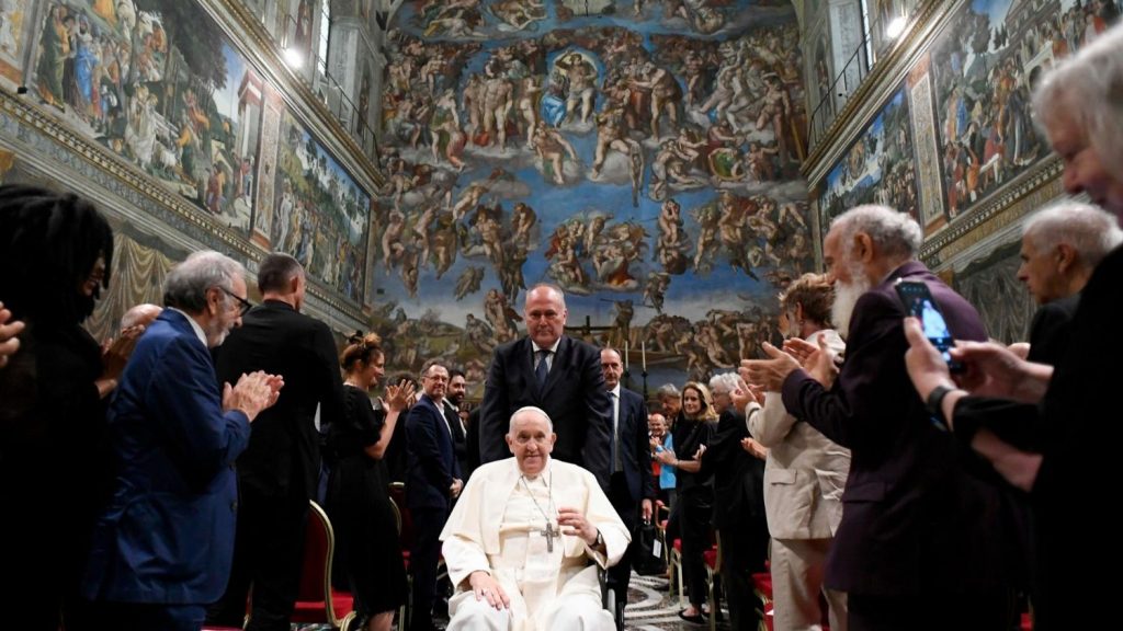 Ο Πάπας Φραγκίσκος στην Καπέλα Σιξτίνα κατά τον εορτασμό των 50 χρόνων της Συλλογής Μοντέρνας και Σύγχρονης Τέχνης στα Μουσεία του Βατικανού 