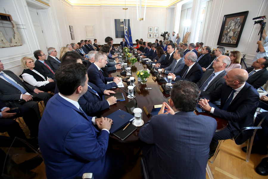 Ο πρωθυπουργός Κυριάκος Μητσοτάκης προεδρεύει στην πρώτη συνεδρίαση του νέου υπουργικού συμβουλίου στο Μέγαρο Μαξίμου