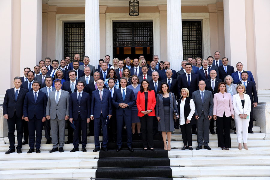 Ο πρωθυπουργός Κυριάκος Μητσοτάκης και τα μέλη του νέου υπουργικού συμβουλίου ποζάρουν για μία οικογενειακή φωτογραφία στα σκαλιά του Μεγάρου Μαξίμου