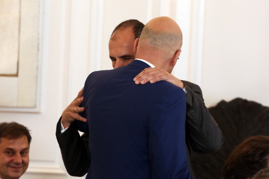 Ο υπουργός Άμυνας Νίκος Δένδιας και ο υπουργός Εξωτερικών Γιώργος Γεραπετρίτης (Α) στην πρώτη συνεδρίαση του νέου υπουργικού συμβουλίου στο Μέγαρο Μαξίμου, Τετάρτη 28 Ιουνίου 2023. Τα μέλη της νέας κυβέρνησης ορκίστηκαν χθες από τον αρχιεπίσκοπο Αθηνών και πάσης Ελλάδος Ιερώνυμο, ενώπιον της Προέδρου της Δημοκρατίας Κατερίνας Σακελλαροπούλου και παρουσία του πρωθυπουργού Κυριάκου Μητσοτάκη. ΑΠΕ-ΜΠΕ/ΑΠΕ-ΜΠΕ/Αλέξανδρος Μπελτές