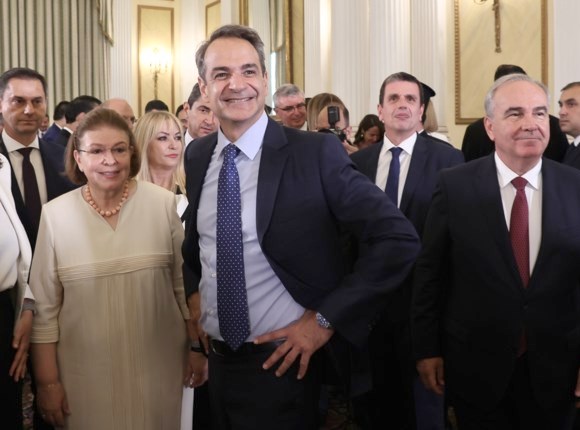 Ο πρωθυπουργός Κυριάκος Μητσοτάκης και η υπουργός Πολιτισμού Λίνα Μενδώνη μετά την ορκωμοσία της νέας κυβέρνησης