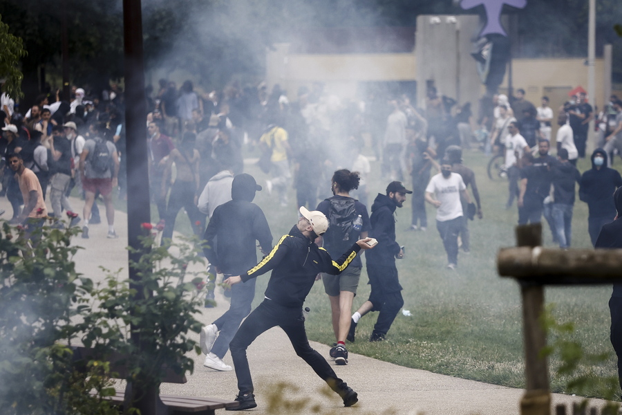 Διαδηλωτές στο Παρίσι κατά τη διάρκεια επεισοδίων