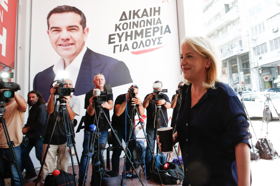 Το μέλος της Πολιτικής Γραμματείας του ΣΥΡΙΖΑ-Προοδευτική Συμμαχία Ρένα Δούρου εισέρχεται στα γραφεία κατά τη διάρκεια συνεδρίασης του οργάνου του κόμματος, Αθήνα Κυριακή 2 Ιουλίου 2023. ΑΠΕ-ΜΠΕ/ΑΠΕ-ΜΠΕ/ΓΙΑΝΝΗΣ ΚΟΛΕΣΙΔΗΣ