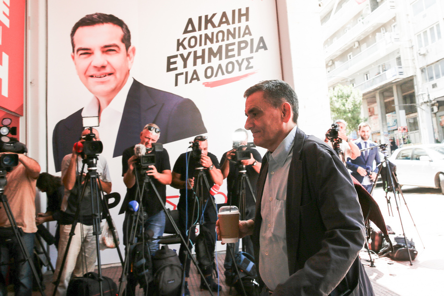 Το μέλος της Πολιτικής Γραμματείας του ΣΥΡΙΖΑ-Προοδευτική Συμμαχία Ευκλείδης Τσακαλώτος εισέρχεται στα γραφεία κατά τη διάρκεια συνεδρίασης του οργάνου του κόμματος, Αθήνα Κυριακή 2 Ιουλίου 2023. ΑΠΕ-ΜΠΕ/ΑΠΕ-ΜΠΕ/ΓΙΑΝΝΗΣ ΚΟΛΕΣΙΔΗΣ