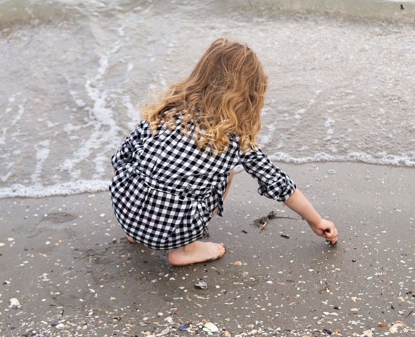 Ένα κοριτσάκι παίζει στην ακτή