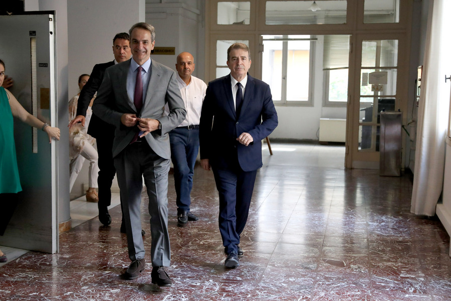 Ο υπουργός Υγείας Μιχάλης Χρυσοχοΐδης υποδέχεται τον πρωθυπουργό Κυριάκο Μητσοτάκη, κατά την επίσκεψή του στο Υπουργείο Υγείας