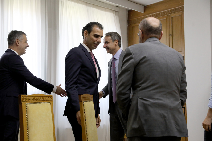 Ο πρωθυπουργός Κυριάκος Μητσοτάκης επισκέπτεται το Υπουργείο Υγείας (ΑΠΕ-ΜΠΕ)
