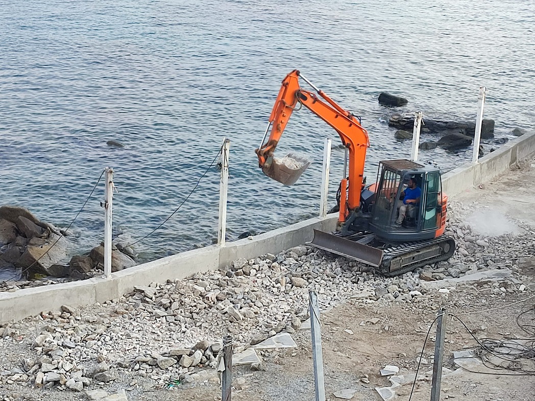 Μπουλντόζες γκρεμίζουν το Sea Satin στη Μύκονο