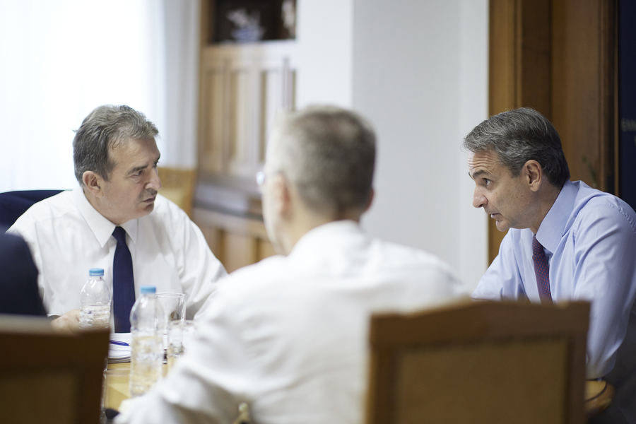 Ο πρωθυπουργός Κυριάκος Μητσοτάκης συνομιλεί με τον υπουργό Υγείας Μιχάλη Χρυσοχοΐδη, κατά την επίσκεψή του στο Υπουργείο Υγείας