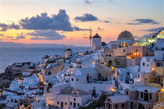 Σαντορίνη: Ο πιο ζηλευτός προορισμός παγκοσμίως, τώρα μία ανάσα από την Αθήνα