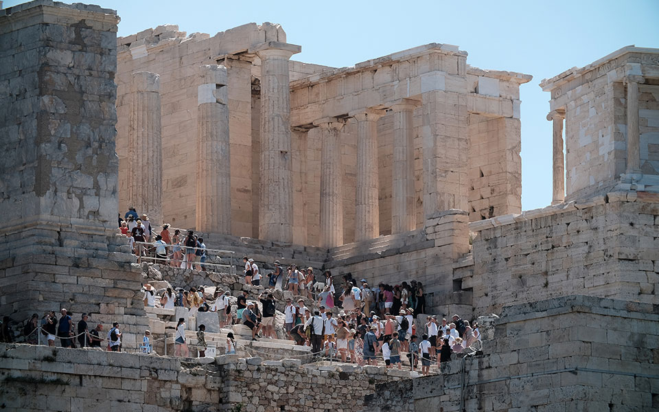 Η δύσκολη ανάβαση και κατάβαση από τα Προπύλαια