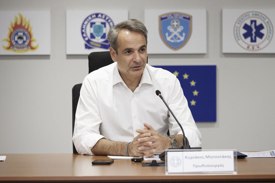 Ο πρωθυπουργός Κυριάκος Μητσοτάκης κατά τη διάρκεια της επίσκεψής του στο υπουργείο Κλιματικής Κρίσης και Πολιτικής Προστασίας 