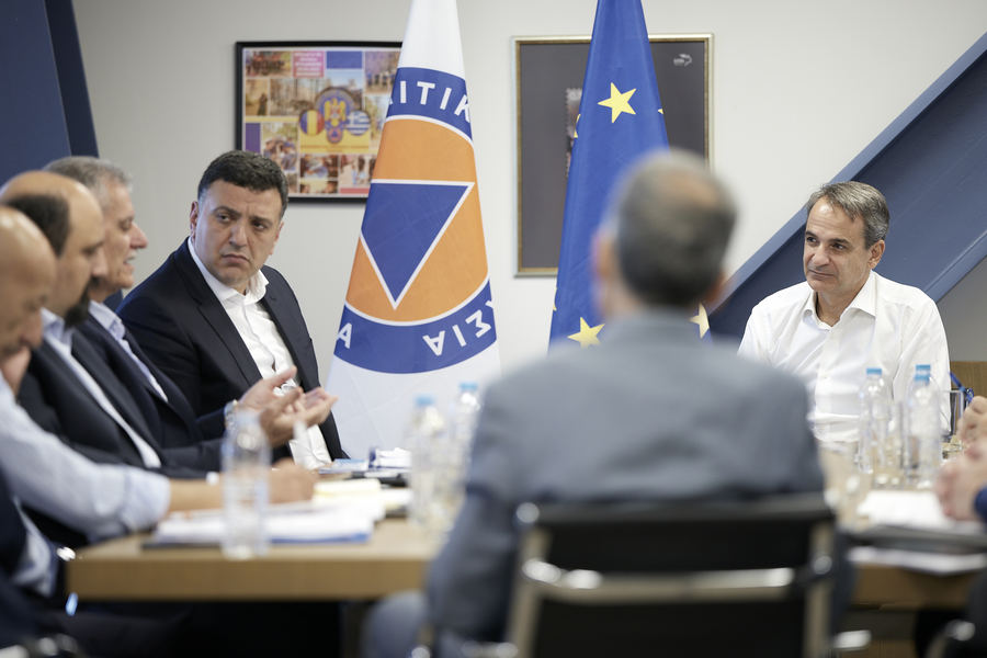 Ο πρωθυπουργός Κυριάκος Μητσοτάκης πραγματοποιεί σύσκεψη με την ηγεσία του υπουργείου Κλιματικής Κρίσης και Πολιτικής Προστασίας, κατά τη διάρκεια της επίσκεψής του στο Εθνικό Συντονιστικό Κέντρο Επιχειρήσεων και Διαχείρισης Κρίσεων 