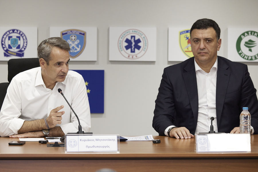 (Ξένη Δημοσίευση) Ο πρωθυπουργός Κυριάκος Μητσοτάκης (Α) κάνει δηλώσεις δίπλα από τον υπουργό Κλιματικής Κρίσης και Πολιτικής Προστασίας Βασίλη Κικίλια (Δ) κατά τη διάρκεια της επίσκεψής του στο υπουργείο Κλιματικής Κρίσης και Πολιτικής Προστασίας, στο Εθνικό Συντονιστικό Κέντρο Επιχειρήσεων και Διαχείρισης Κρίσεων, Παρασκευή 7 Ιουλίου 2023. Στη σύσκεψη συμμετείχαν: ο υπουργός Κλιματικής Κρίσης και Πολιτικής Προστασίας, Βασίλης Κικίλιας, ο υπουργός Επικρατείας, ‘Ακης Σκέρτσος, ο υφυπουργός παρά τω πρωθυπουργώ, Θανάσης Κοντογεώργης, ο αναπληρωτής υπουργός Εσωτερικών, Θοδωρής Λιβάνιος, οι υφυπουργοί Κλιματικής Κρίσης και Πολιτικής Προστασίας, Χρήστος Τριαντόπουλος και Ευάγγελος Τουρνάς. ΑΠΕ-ΜΠΕ/ΓΡΑΦΕΙΟ ΤΥΠΟΥ ΠΡΩΘΥΠΟΥΡΓΟΥ/ΔΗΜΗΤΡΗΣ ΠΑΠΑΜΗΤΣΟΣ