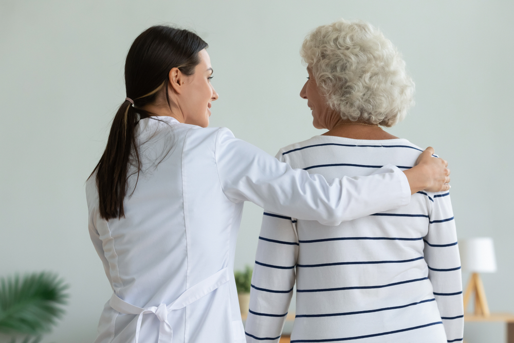 Γιατρός και ηλικιωμένη γυναίκα - Πρωτοβάθμια Φροντίδα Υγείας