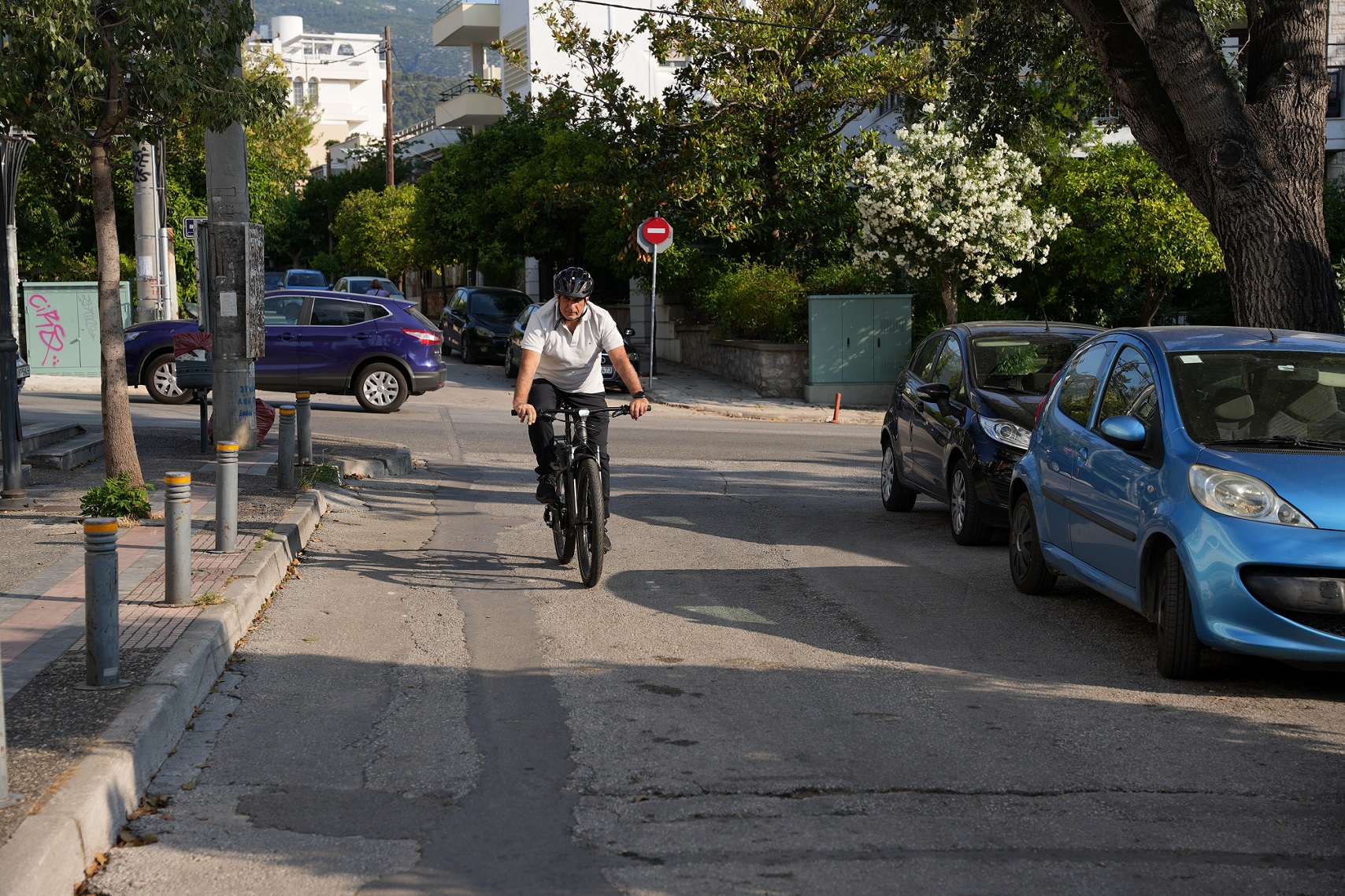 Ο δημοσιογράφος Τάκης Πουρναράκης οδηγάει ένα ηλεκτρικό ποδήλατο