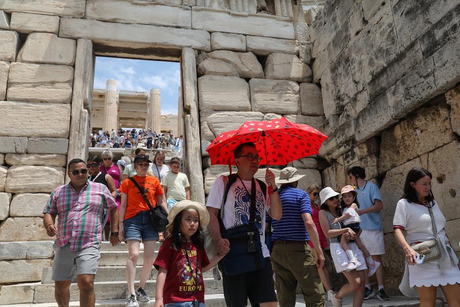 Πλήθος τουριστών επισκέπτεται το Ναό του Παρθενώνα στην Ακρόπολη (Πηγή: ΑΠΕ-ΜΠΕ)