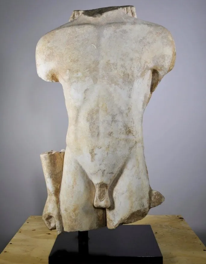 Μαρμάρινος κορμός Κούρου (περ. 560 π.Χ.) Επαναπατρίστηκε από τη συλλογή Στάινχαρντ 