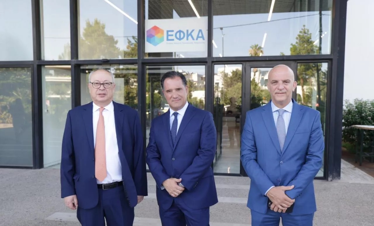 Ο Υπουργός Εργασίας και Κοινωνικών Υποθέσεων, Άδωνις Γεωργιάδης με τον Διοικητή του e-ΕΦΚΑ, Παναγιώτη Δουφεξή και τον Υποδιοικητή, Αλέξανδρο Βαρβέρη