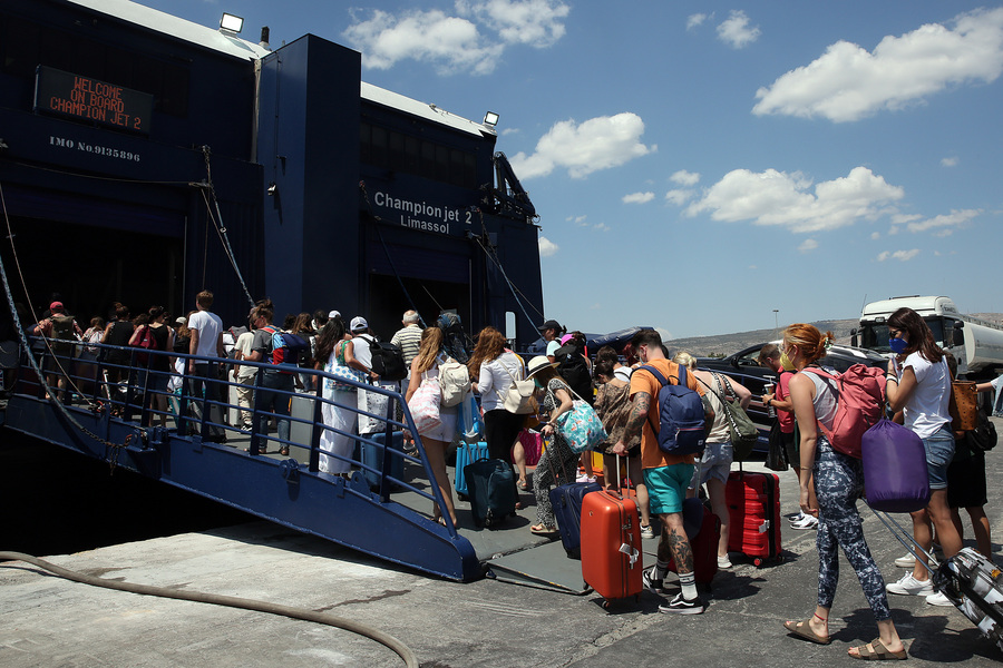 Πολίτες αναχωρούν από το λιμάνι του Πειραιά για τις καλοκαιρινές τους διακοπές
