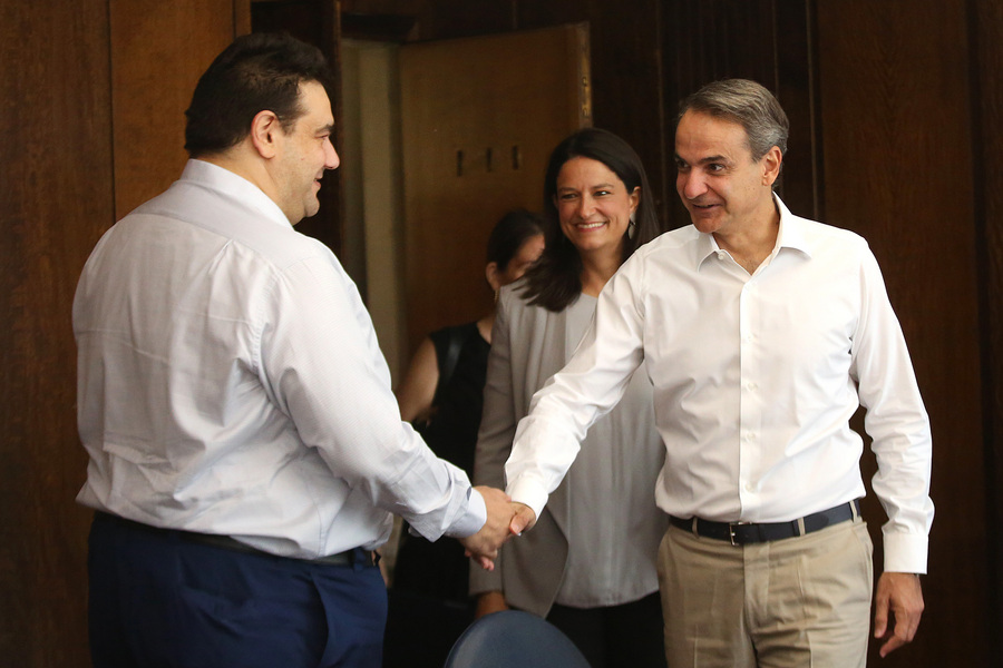 Ο πρωθυπουργός Κυριάκος Μητσοτάκης επισκέπτεται το Υπουργείο Εσωτερικών και τον υποδέχεται η υπουργός Εσωτερικών Νίκη Κεραμέως και ο αναπληρωτής υπουργός Εσωτερικών Θεόδωρος Λιβάνιος 