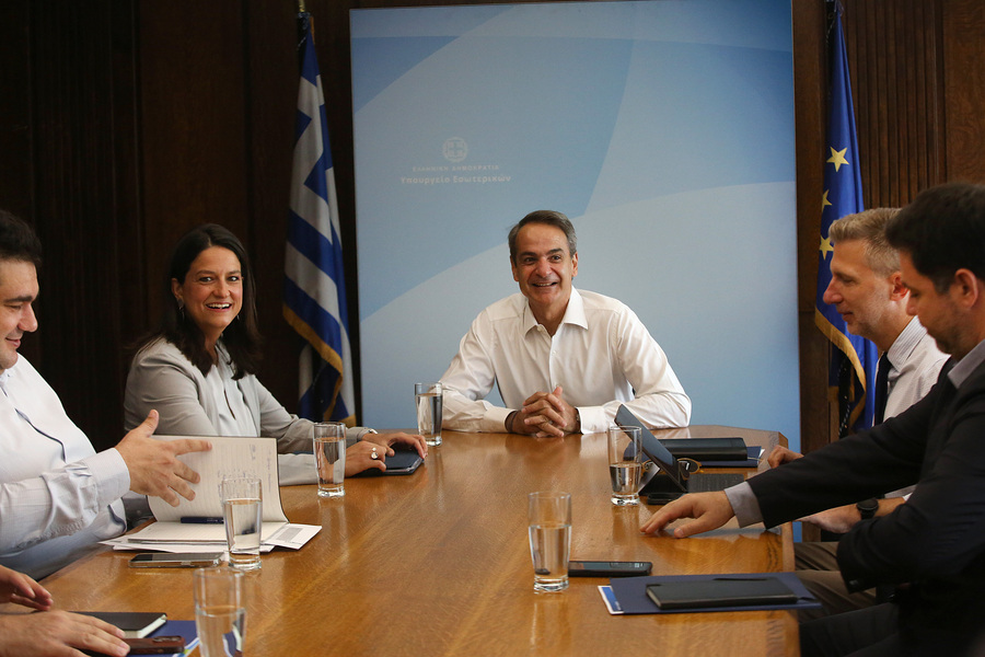 Ο πρωθυπουργός Κυριάκος Μητσοτάκης στο υπουργείο Εσωτερικών (ΑΠΕ-ΜΠΕ)