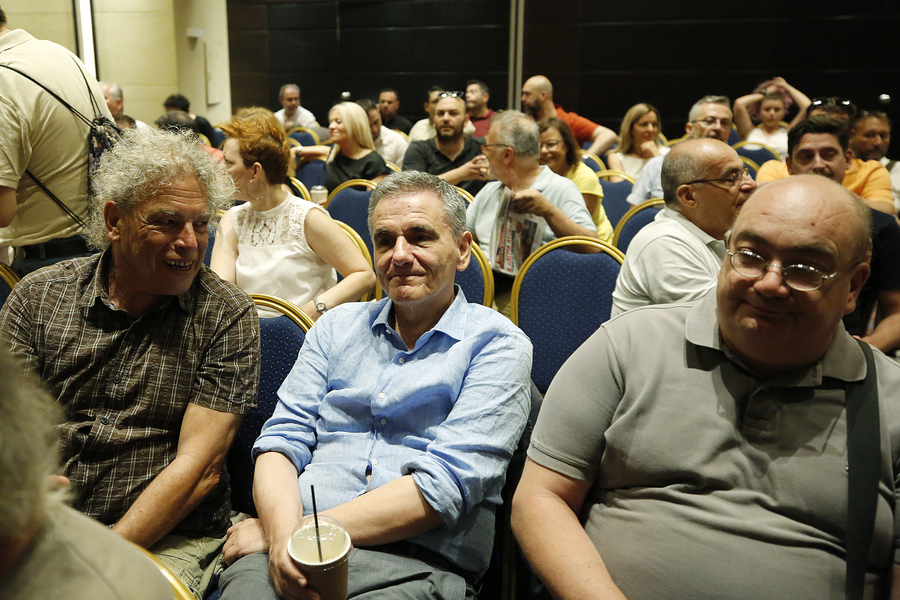 Ο βουλευτής του ΣΥΡΙΖΑ - ΠΣ Ευκλείδης Τσακαλώτος (Κ) συνομιλεί με στελέχη του κόμματος κατά τη διάρκεια της διήμερης συνεδρίασης της Κεντρικής Επιτροπής του ΣΥΡΙΖΑ - ΠΣ σε κεντρικό ξενοδοχείο της Αθήνας, για το θέμα της νέας ηγεσίας το οποίο ξεκινά σήμερα, Σάββατο 15 Ιουλίου 2023. Ήδη στην κούρσα της διαδοχής έχουν μπει οι βουλευτές Έφη Αχτσιόγλου και Ευκλείδης Τσακαλώτος. ΑΠΕ-ΜΠΕ/ΑΠΕ-ΜΠΕ/ΑΛΕΞΑΝΔΡΟΣ ΒΛΑΧΟΣ