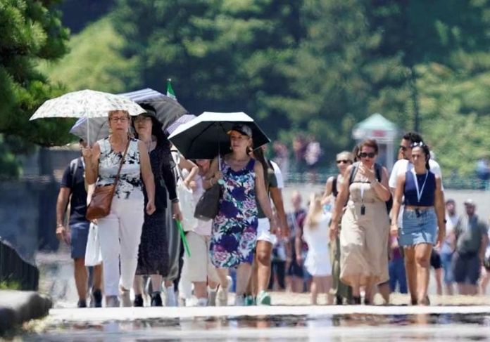 Ιάπωνες κυκλοφορούν με ομπρέλες λόγω καύσωνα