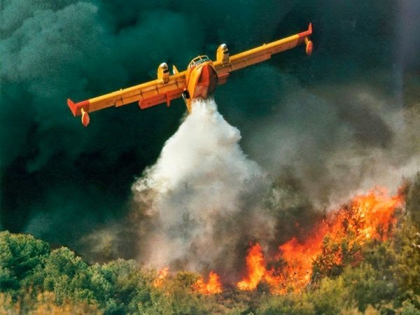 αεροπλάνο κατά τη διάρκεια κατάσβεσης δασικής πυρκαγιάς