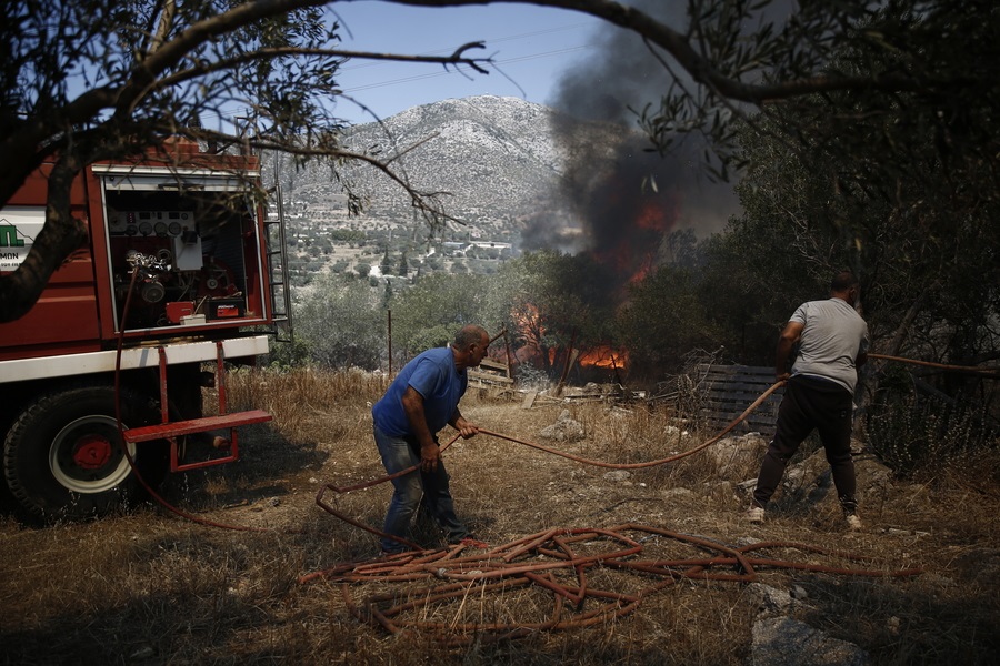 Φωτιά καίει στον Κουβαρά