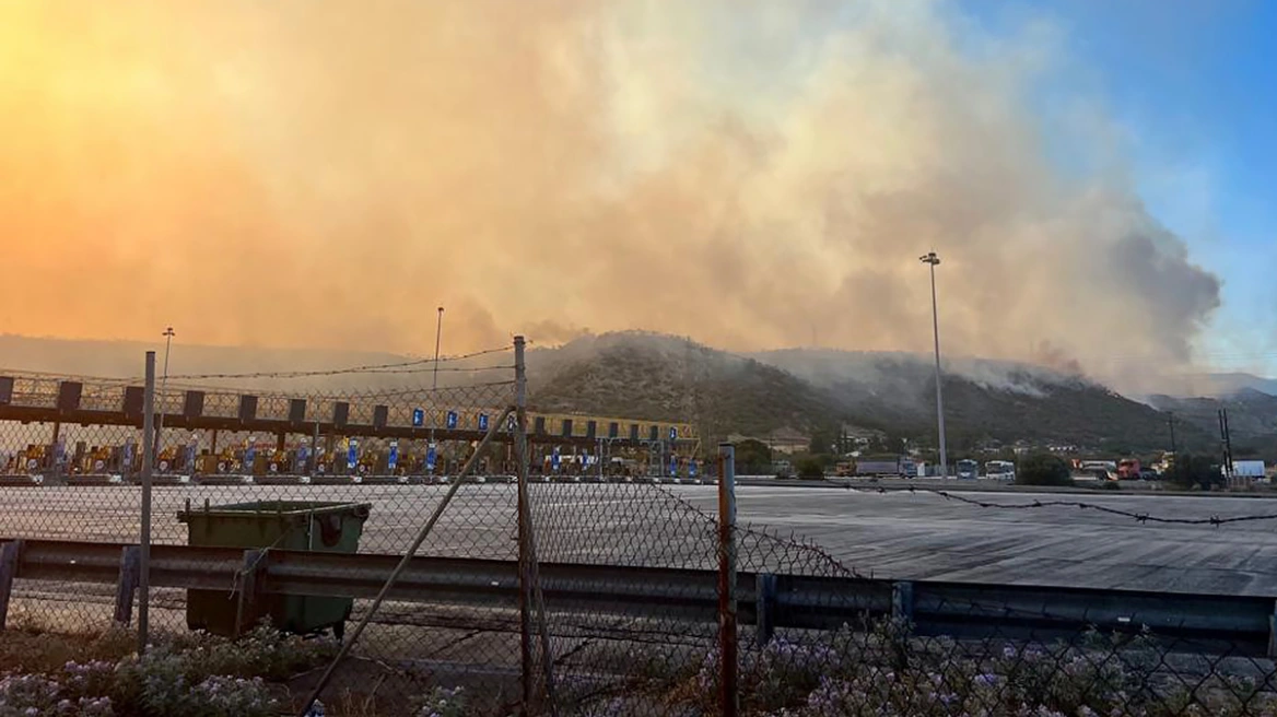 EO Αθηνών Κορίνθου την ώρα της πυρκαγιάς στο Λουτράκι