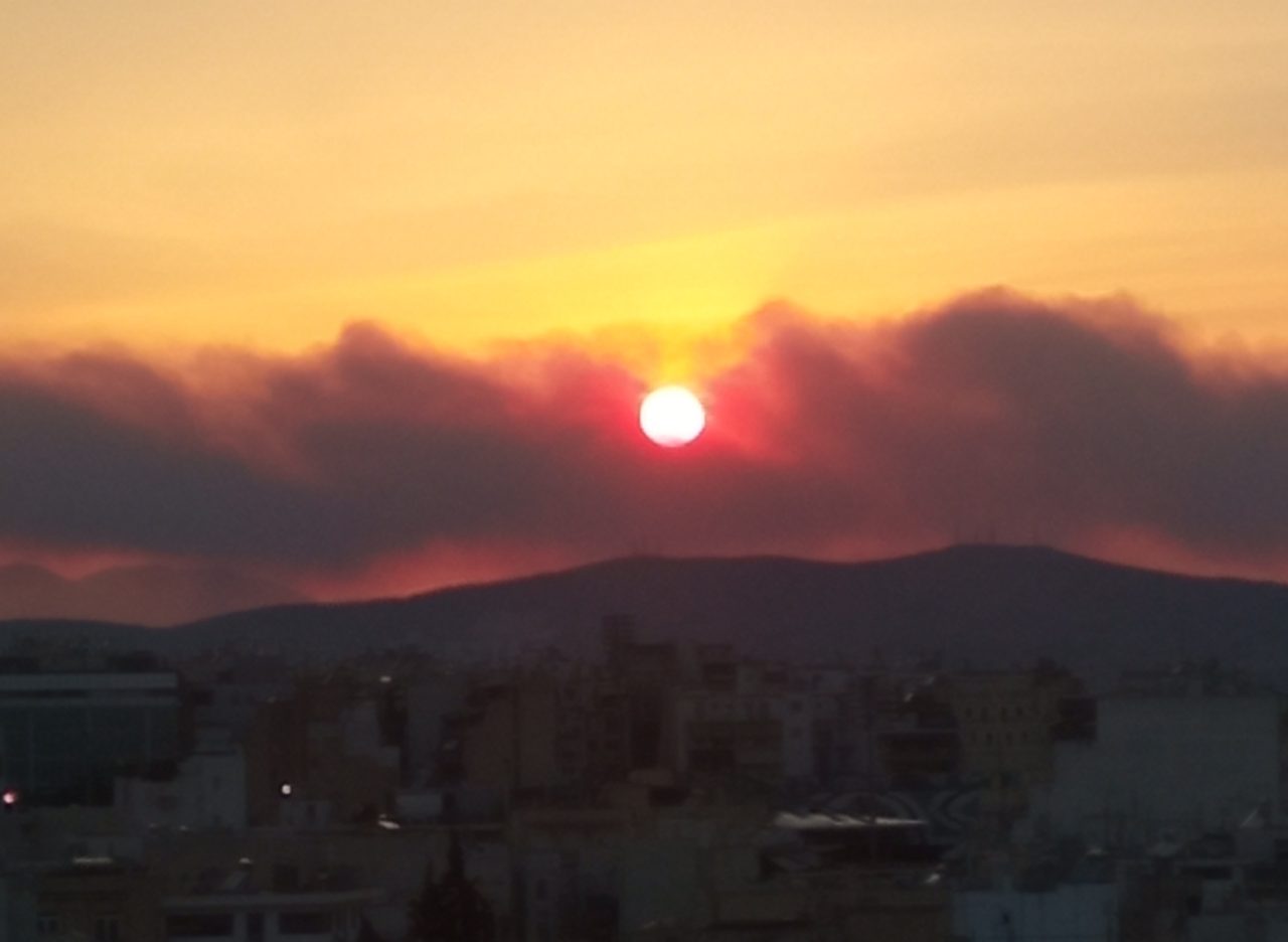 Οι καπνοί από την πυρκαγιά στα Δερβενοχώρια, όπως φαίνονται στον Αττικό ουρανό