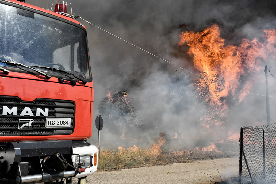 Πυροσβέστες προσπαθούν να σβήσουν φωτιά