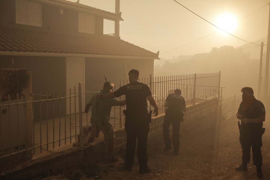 Αστυνομικοί της Ομάδας ΔΙΑΣ απομακρύνουν πολίτες από συγκρότημα κατοικιών κατά τη διάρκεια πυρκαγιάς στο Λαγονήσι, Αθήνα, Δευτέρα 17 Ιουλίου 2023. ΑΠΕ-ΜΠΕ/ΑΠΕ-ΜΠΕ/ΚΩΣΤΑΣ ΤΣΙΡΩΝΗΣ