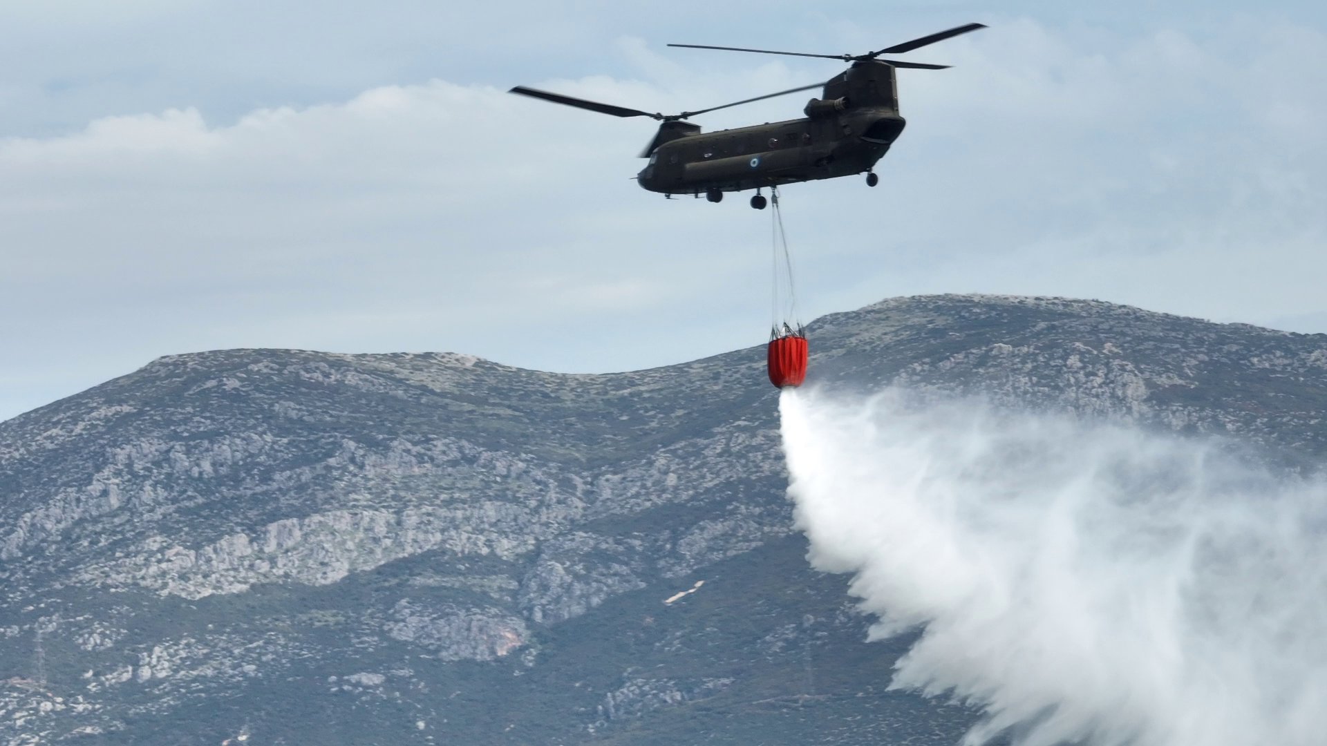 Δύο ελικόπτερα CH-47 Chinook απογειώθηκαν από την Πάχη Μεγάρων κατόπιν έγκρισης του Α/ΓΕΕΘΑ και στις επιχειρήσεις κατάσβεσης της πυρκαγιάς στα Δερβενοχώρια | Πηγή: Twitter