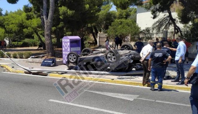 Αναποδογυρισμένο αυτοκίνητο μετά από τροχαίο στη Λεωφόρο Μαραθώνος